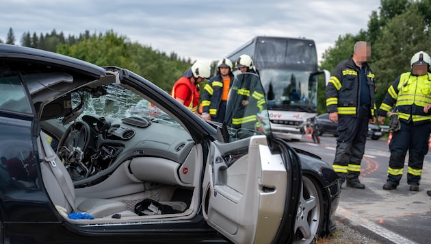 Der Unfalllenker musste von der Feuerwehr befreit werden.