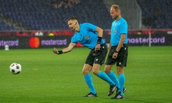 Schiedsrichter Damian Sylwestrzak beim Rasen-Check in Salzburg. 