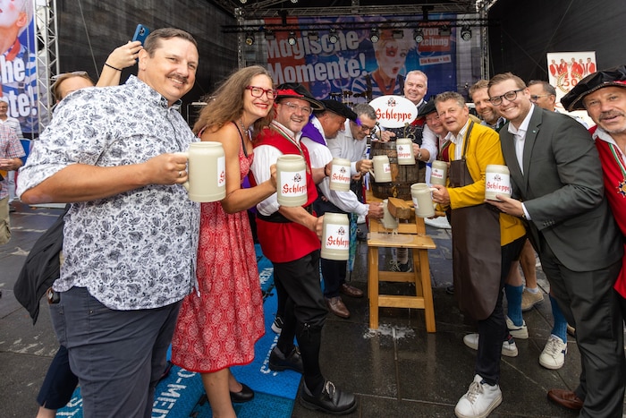 Mit dem traditionellen Bieranstich der Schleppe Brauerei wurde der Altstadtzauber in Klagenfurt ...