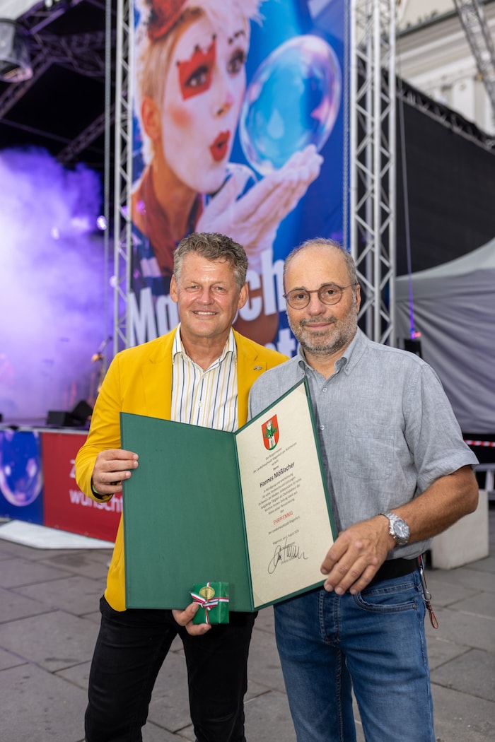 Der scheidende Chefredakteur der „Kärntner Krone“, Hannes Mösslacher, wurde geehrt.