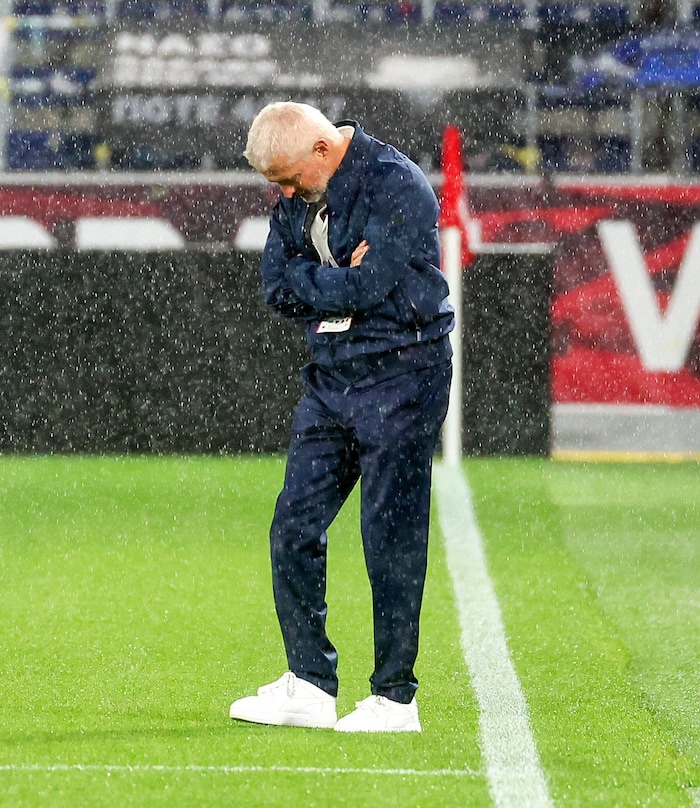 Auch Salzburg-Präsident Harald Lürzer testete den Rasen.