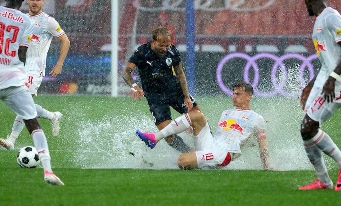 Wasserball statt Fußball – wegen der enormen Regenmengen wurde die Partie zwischen Red Bull ...
