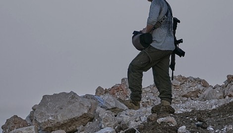Ein bewaffneter israelischer Siedler im Westjordanland