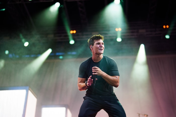 Wincent Weiss suchte immer wieder die Nähe zu seinen Fans und heizte ihnen mit seiner ...
