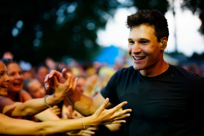 So oft es ging, lief Wincent durch die Menge.
