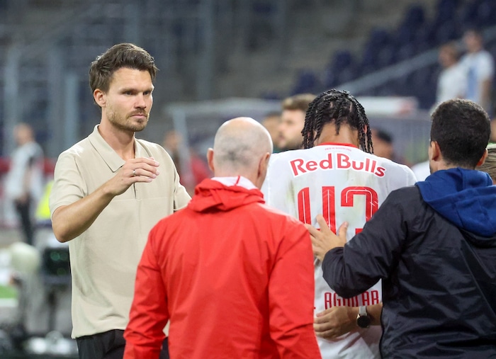 Trainer Danny Röhl versuchte seinen Spieler Enrique Aguilar zu trösten.