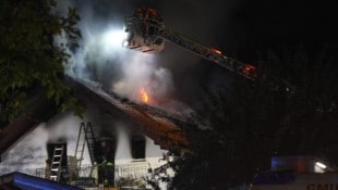 Die Feuerwehren löschten mithilfe einer Drehleiter, gleichzeitig führten sie einen Innenangriff ...