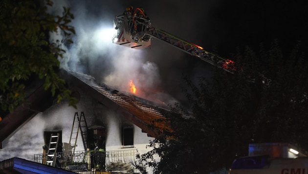 Die Feuerwehren löschten mithilfe einer Drehleiter, gleichzeitig führten sie einen Innenangriff ...