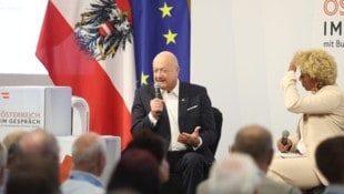 Kanzler Christian Stocker bei einem seiner Sommer-Gespräche