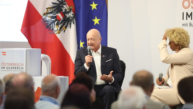 Da musste sich nicht nur Arabella Kiesbauer an den Kopf greifen: Bundeskanzler Stocker hat mit ...