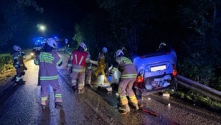 Das Auto kam am Dach zum Liegen.