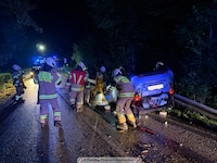 Das Auto kam am Dach zum Liegen.