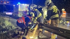 Feuerwehrleute mussten die Leitschiene entfernen.