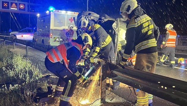 Feuerwehrleute mussten die Leitschiene entfernen.