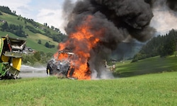 Der Traktor brannte lichterloh.
