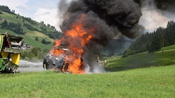 Der Traktor brannte lichterloh.
