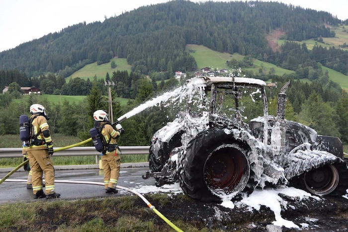 Der Traktor brannte komplett aus.