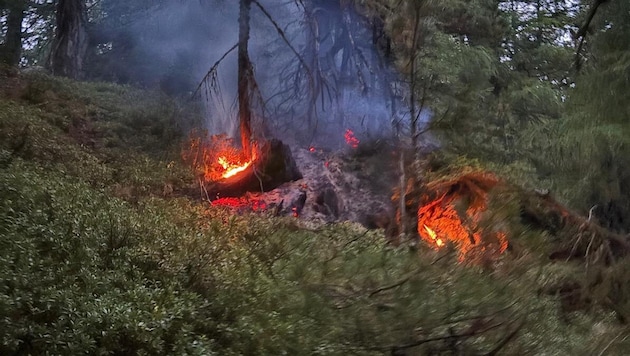 Der Brand brach in unwegsamem Gelände aus.