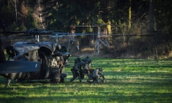 Soldaten üben diesmal militärischen Grundfähigkeiten sowie die spezielle Befähigung zum ...