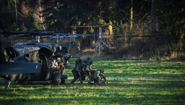Soldaten üben diesmal militärischen Grundfähigkeiten sowie die spezielle Befähigung zum ...