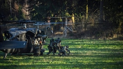 Soldaten üben diesmal militärischen Grundfähigkeiten sowie die spezielle Befähigung zum ...