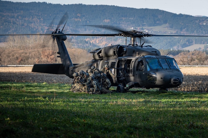 Die Black-Hawk-Hubschrauber des Typs S-70 fliegen bis zu 360 km/h schnell und haben Platz für 20 ...