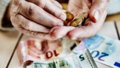 An der Kasse nutzen immer mehr das Handy statt der Karte – das Bargeld bleibt aber dennoch bei ...