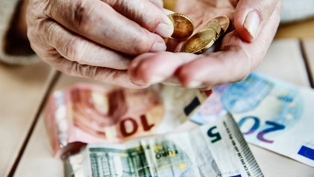 An der Kasse nutzen immer mehr das Handy statt der Karte – das Bargeld bleibt aber dennoch bei ...