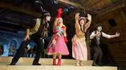 Grotesk, überzeichnet, grandios: Das Ensemble von „Wegener“ im Griessner Stadl.