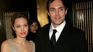 Angelina Jolie und James Haven haben eine enge Verbindung. Jetzt outete sich der 53-Jährige als ...