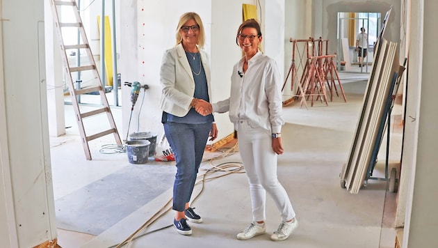 Die Brucker Bürgermeisterin Susanne Kaltenegger (links) und Allgemeinmediziner Sandra Fuchs am ...
