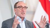 Der ehemalige Sozial- und Gesundheitsminister Johannes Rauch (Grüne) setzt sich gegen Gewalt an ...