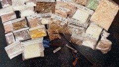 Ein Teil der im Zuge der Hausdurchsuchungen sichergestellten Suchtmittel und Waffen