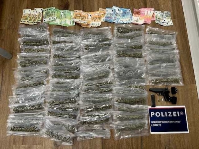 Weitere sichergestellte Suchtmittel, eine Waffe und Bargeld