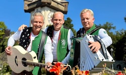 Manfred Maier (li.) und Andreas Doppelhofer (re.) stehen in Bad Waltersdorf natürlich mit Fritz ...
