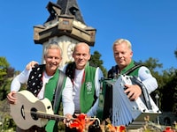 Manfred Maier (li.) und Andreas Doppelhofer (re.) stehen in Bad Waltersdorf natürlich mit Fritz ...