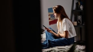 Teenager werden über ihre Smartphones oft belästigt.