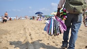 Der Kauf bei fliegenden Händlern kann Urlauber teuer zu stehen kommen.