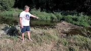 Friedrich Fürst zeigt auf das Biber-Hindernis in der Zwettl für sein Fischwanderhilfe.