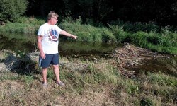 Friedrich Fürst zeigt auf das Biber-Hindernis in der Zwettl für sein Fischwanderhilfe.