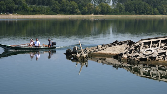 Freigelegte Schiffswracks in Serbien