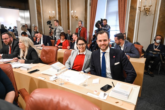 Julia Bammer mit ihrem Parteikollegen und NEOS-Klubobmann Felix Eypeltauer.