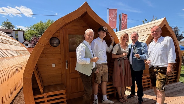 Auf dem Winzerhof Küssler bieten jetzt Wellnesshütten in Grub an der March Gästen Komfort