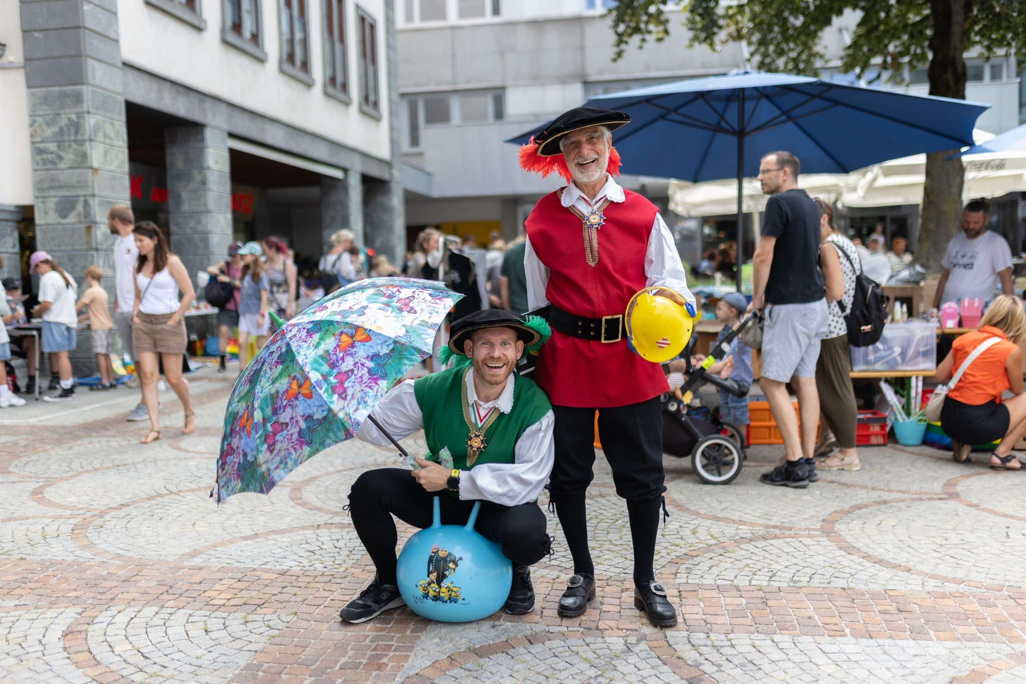 Matthias Wurzer und Walter Lamprecht organisieren den riesigen Flohmarkt.