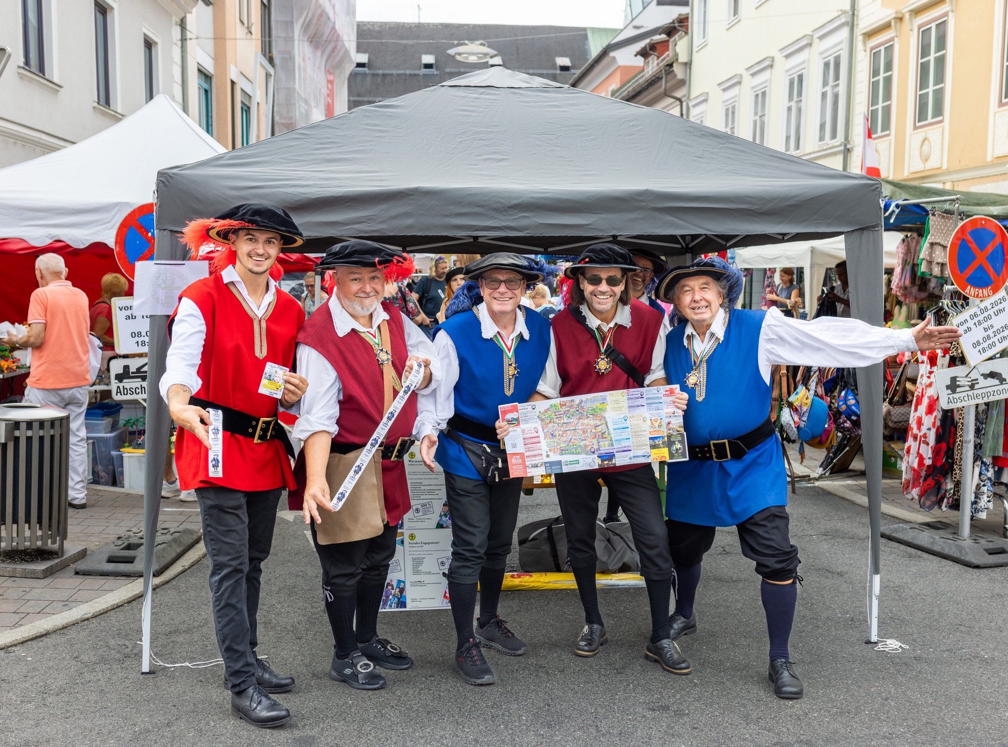 Am Flohmarkt sammeln die Stadtrichter Spenden.