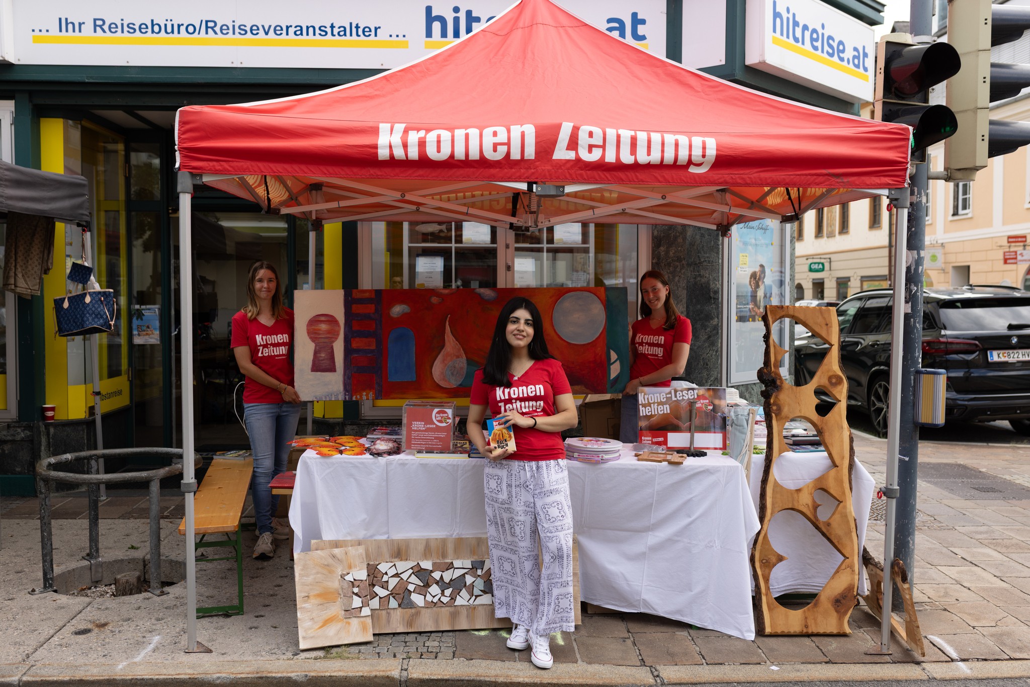 Bücher, Magazine, Kunstwerke und vieles mehr gibt es am „Krone“-Stand in der Karfreitstraße ...