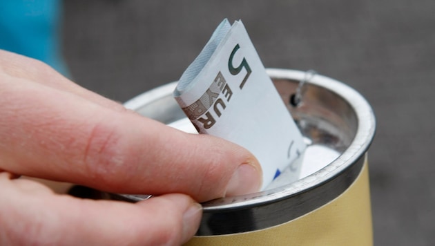 Die Rotkreuz-Spendensammler nehmen niemals Bargeld an. (Symbolbild)