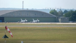 Die Eurofighter-Alarmrotte parkt derzeit stets startbereit vor dem Hanger des Fliegerhorsts ...