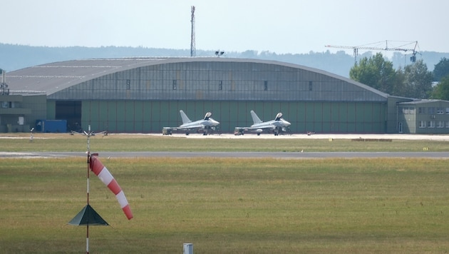 Die Eurofighter-Alarmrotte parkt derzeit stets startbereit vor dem Hanger des Fliegerhorsts ...