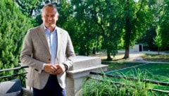Der Landeschef entspannt am Burg-Balkon, er hat einige Tage Urlaub hinter sich.